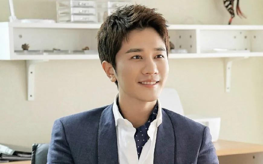 行走的荷尔蒙,这6位越老越有味,大胡茬克制又霸道,气质太绝了