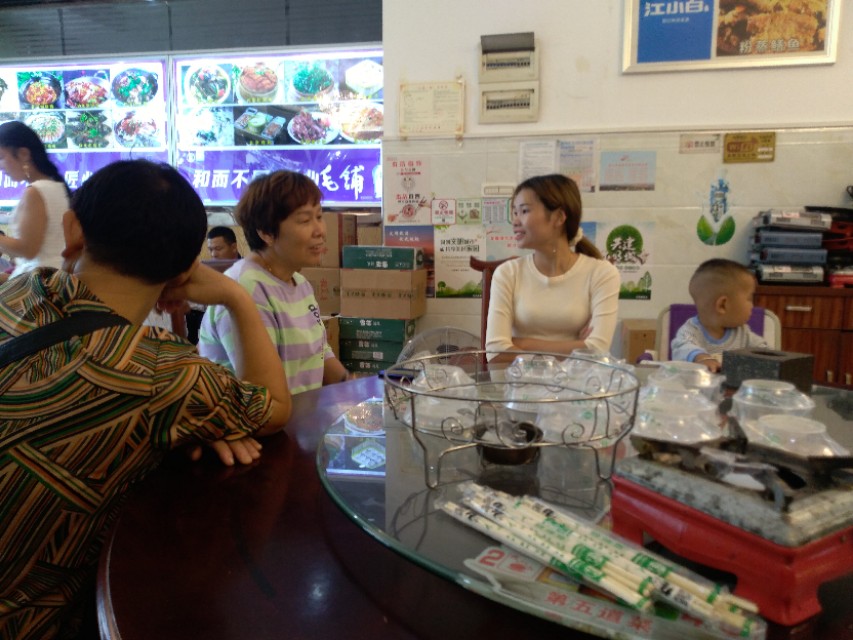 今天九月十三日，姨夫姨姐家喜添孙子，亲朋相聚侏儒民众大酒店！