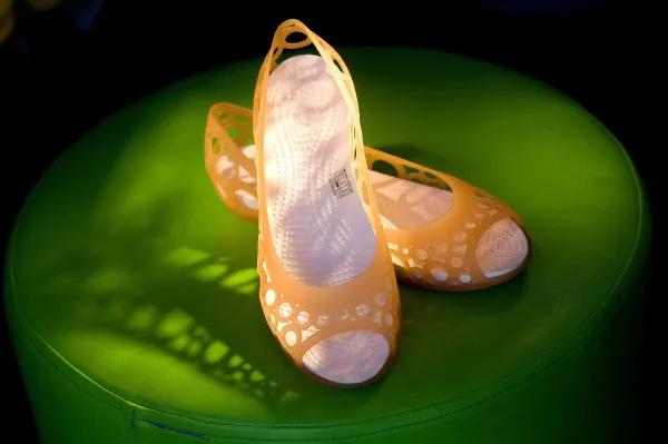 洞洞鞋zara,丑到洞洞鞋