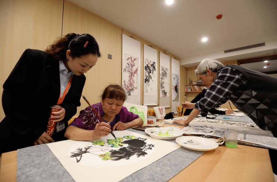 最新社区养老服务建设,今年将建成100个集中养老服务站点