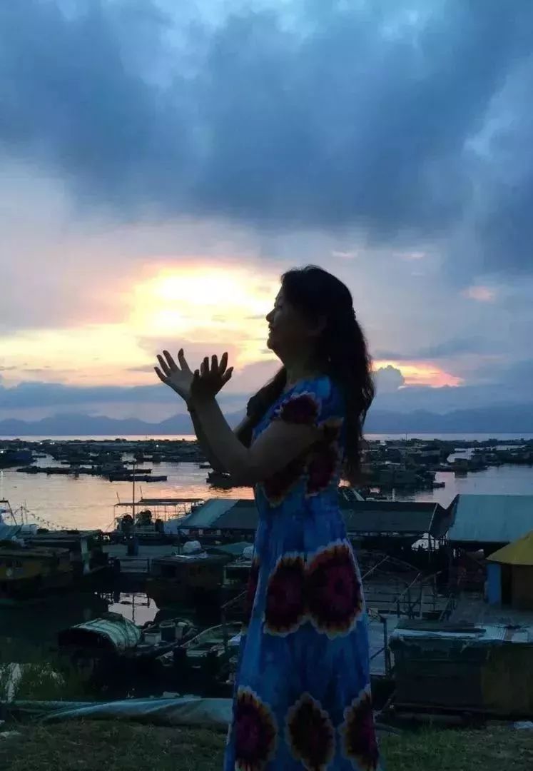 中国大妈拍照十大姿势抖音,中国大妈丝巾拍照姿势