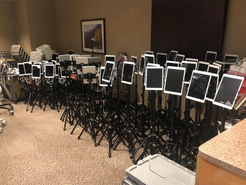 这张照片感动了全美33万人,美国网友疯传医院一张黑暗震撼照