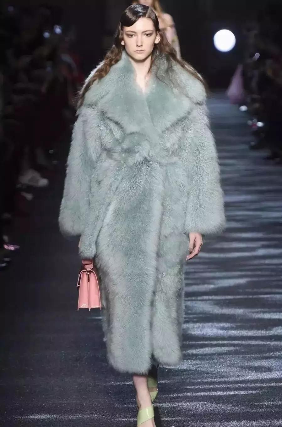 同事穿了一件新的大衣,皮草怎么穿不胖中长款