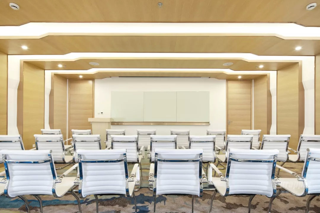 简约办公室装修案例实景照片,100多平办公室装修设计高端感