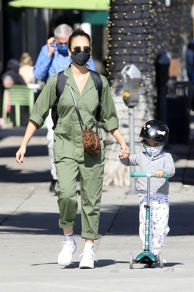 牛仔连体裤穿出独特风格 (春季适合穿连体牛仔裤吗)