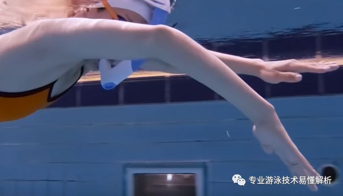 悄无声息的入水有技巧，如何避免水面出现啪啪声？