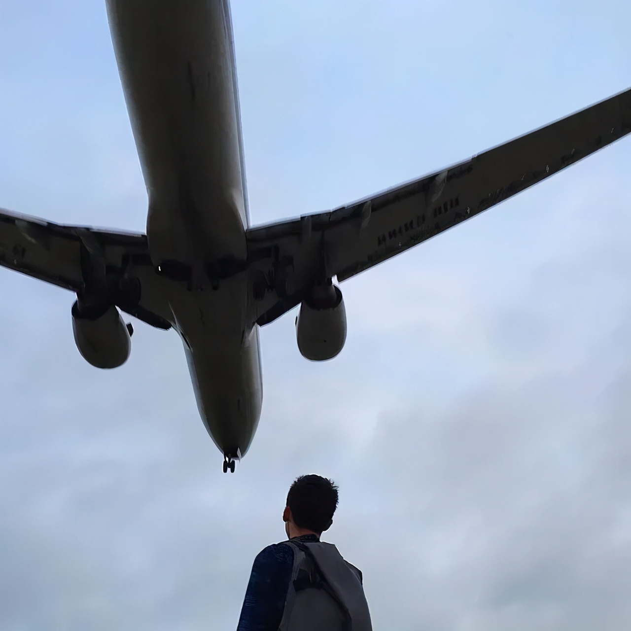 拍照姿势大全男生对镜子超清,男生在花海怎么拍照姿势好看