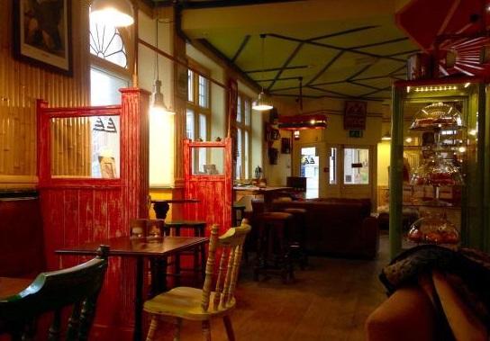 贴心英国咖啡厅老板创意十足，用35条透明浴帘隔开店内座位