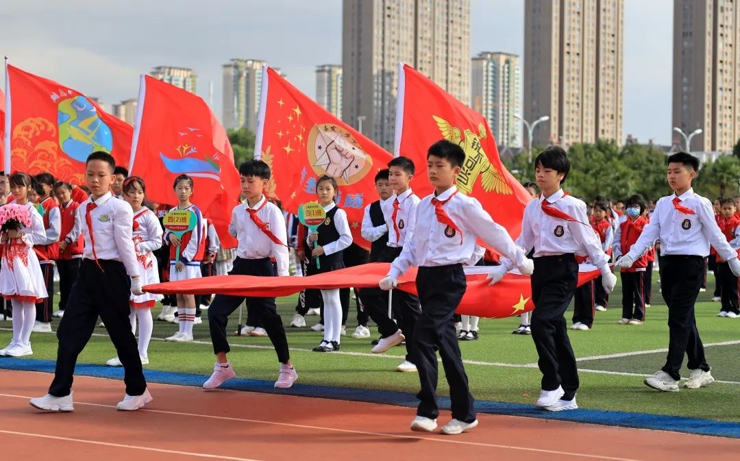 小学秋季田径运动会报道,运动少年展英姿