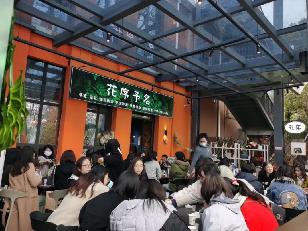 从10平方米的楼梯间花店，到130平方米的花园花店，为何她俩做得这么火？