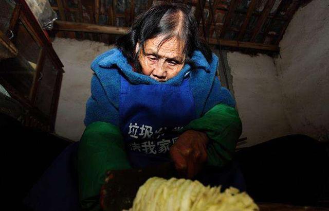 8旬奶奶每天村口卖早餐,凌晨2点起床,5毛钱一份,27年没涨价