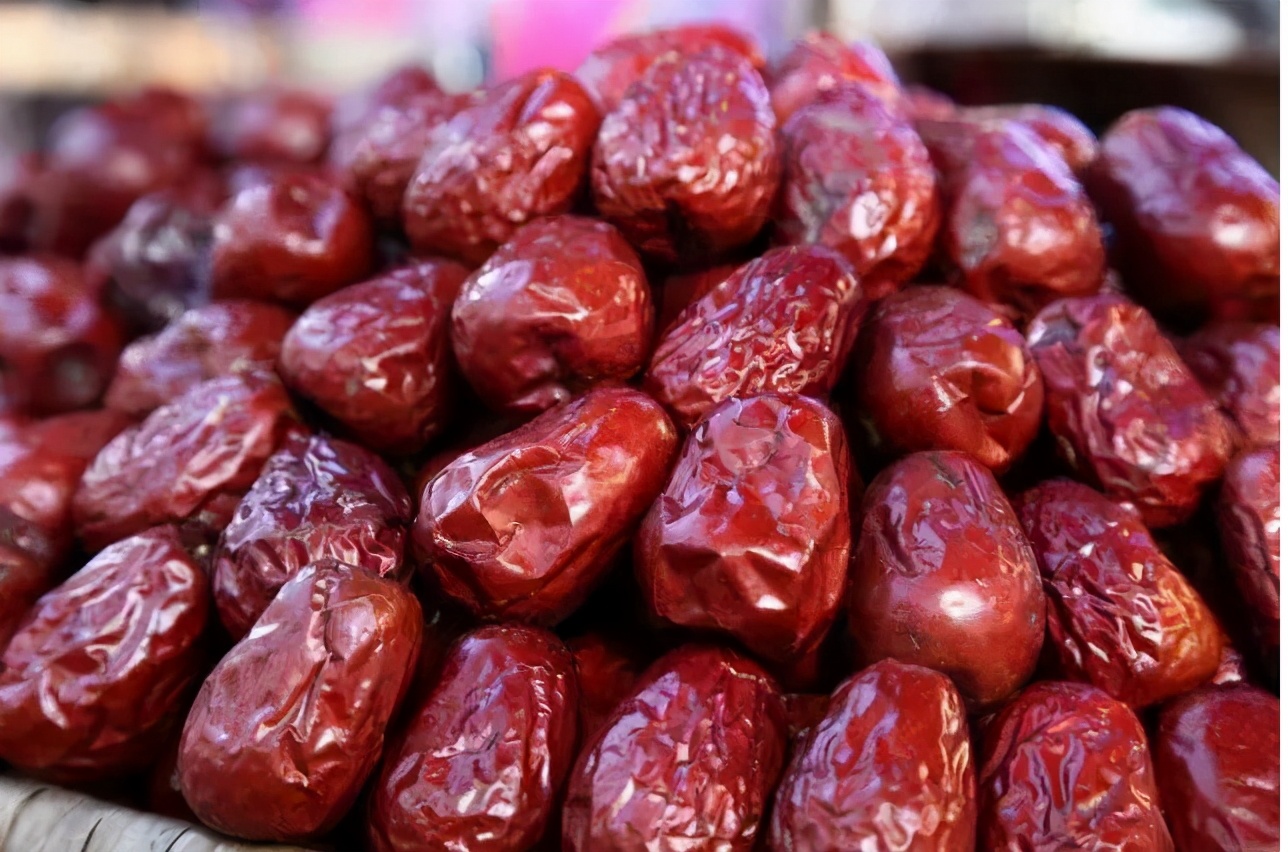 *疆新**美女开干果店,*疆新**大枣免费送,反倒进账46万,这思路没毛病