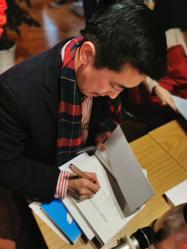 他不但是个作家还是个老师英语,他不仅是个教师还是一个作家英语