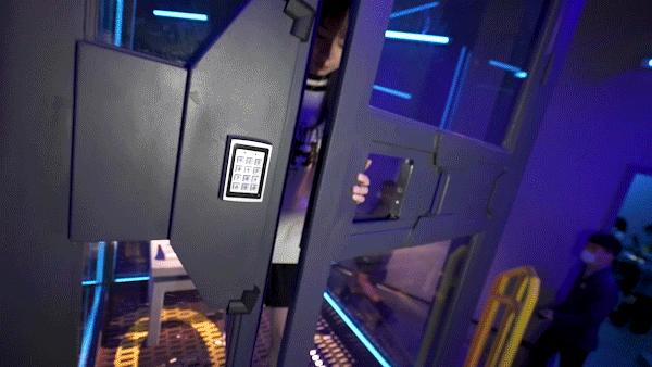 日夜不同科技感,春节潮玩创新方