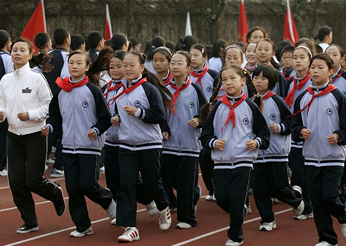 学生定制1900元校服,学生校服大量定制为什么还那么贵