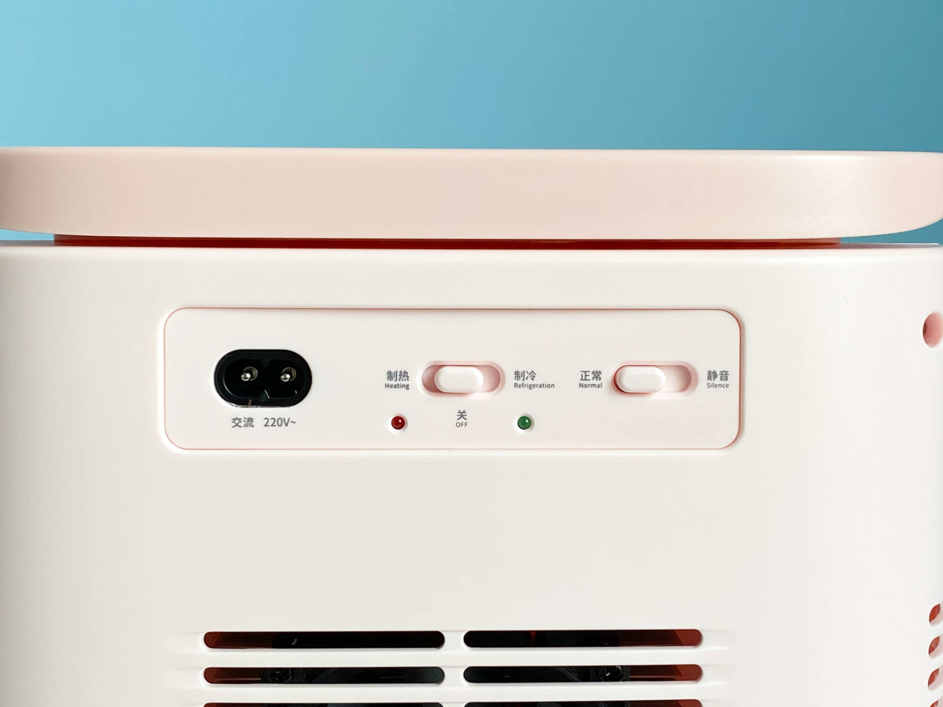 想要上班时随时喝上冷热饮?试试这款可放在桌面的小冰箱