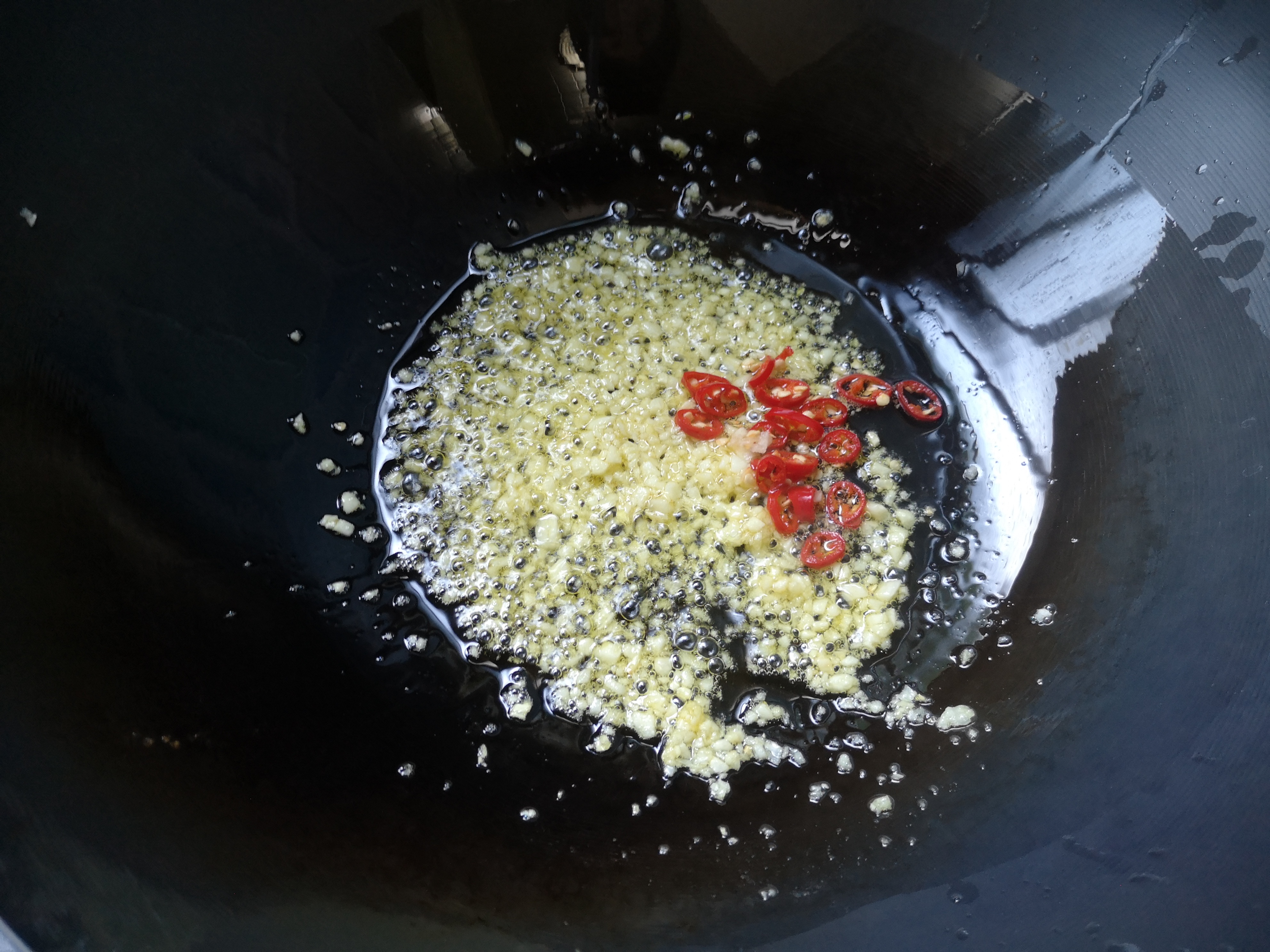 蒜蓉粉丝蒸扇贝怎么不腥,蒜蓉粉丝蒸扇贝的正确方法