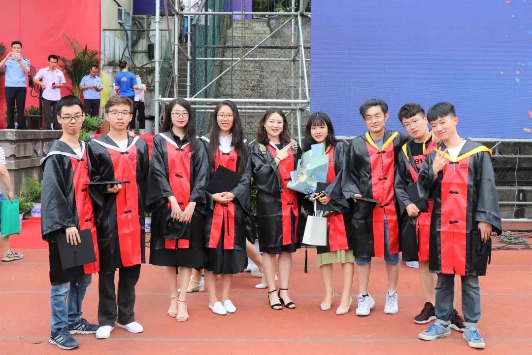 毕业啦难舍难分,毕业啦很舍不得离开