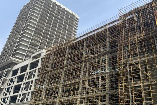 西安烂尾楼业主自救,西安百余户业主入住5年烂尾楼