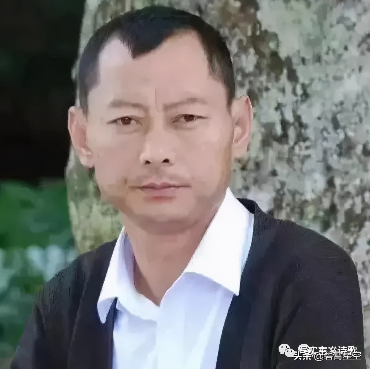 让我坐在一首诗的字里行间，抱紧你银杏树上是发黄的叶片