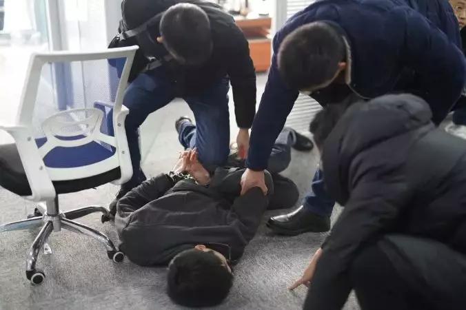 这条游戏弹窗小广告的背后,竟是每日流水近亿元的网络赌博平台