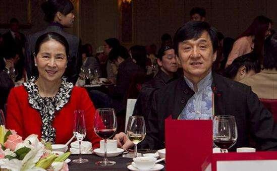 成龙宣传电影腰伤,成龙腰伤复发走路图片