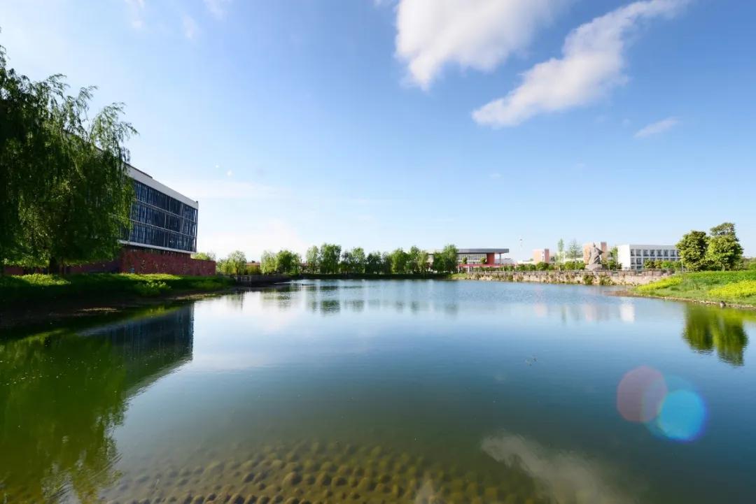 四川一大学被称为高校版“水上威尼斯”，坐落于千古奇迹都江堰