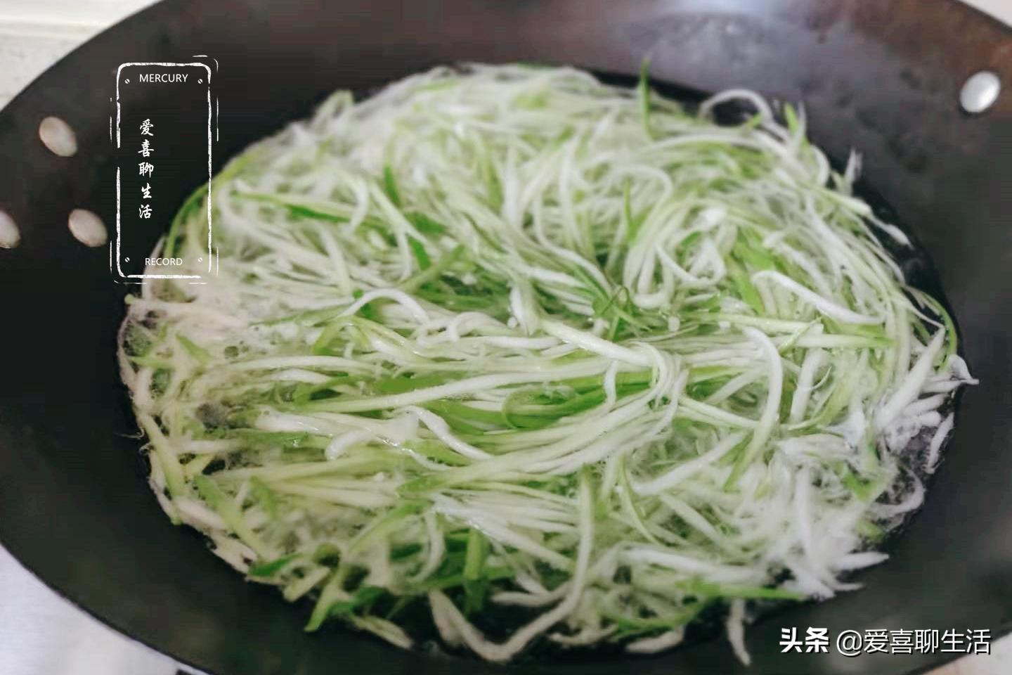 夏至后这菜正当季，买来擦丝加花生一起拌，酸香开胃，天热吃真爽