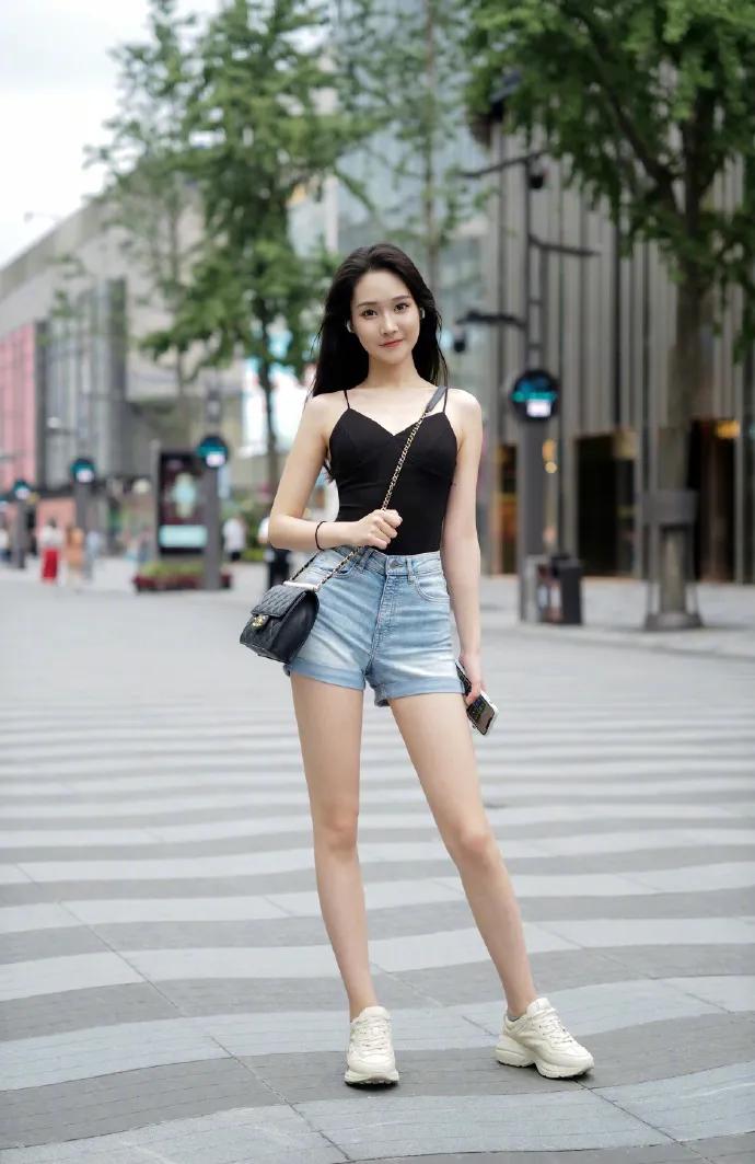街拍牛仔短裤时尚穿搭风格,一字牛仔短裤穿搭街拍