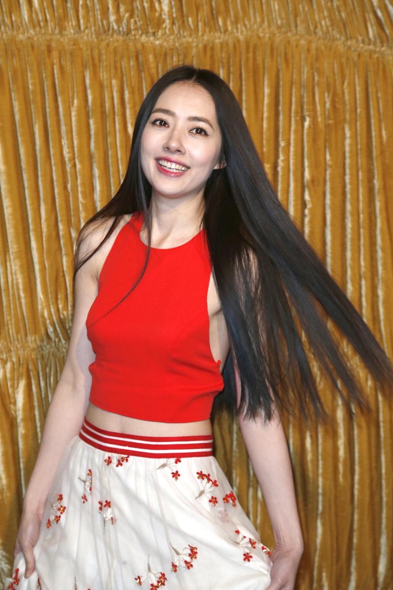 郭碧婷穿无袖超短裙现身,郭碧婷背心