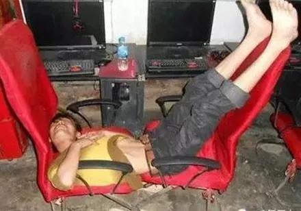 最大的廉价旅馆，不是路边招待所，而是网吧