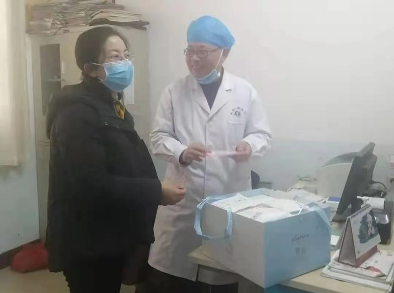 嵩县人民医院为职工过生日送蛋糕和生日贺卡