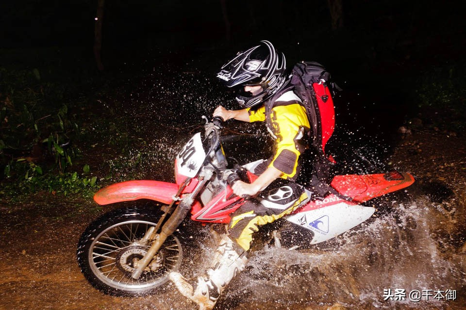 复古机车女骑首选,高颜值机车背包女