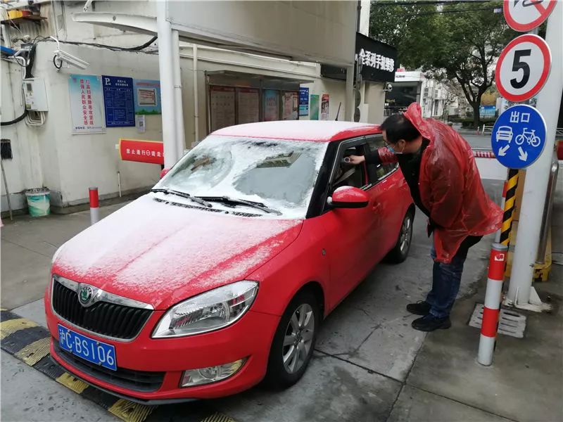 让“超长待机”一线人员休息“充电”，嘉定3000多名干部周末到基层抗疫一线