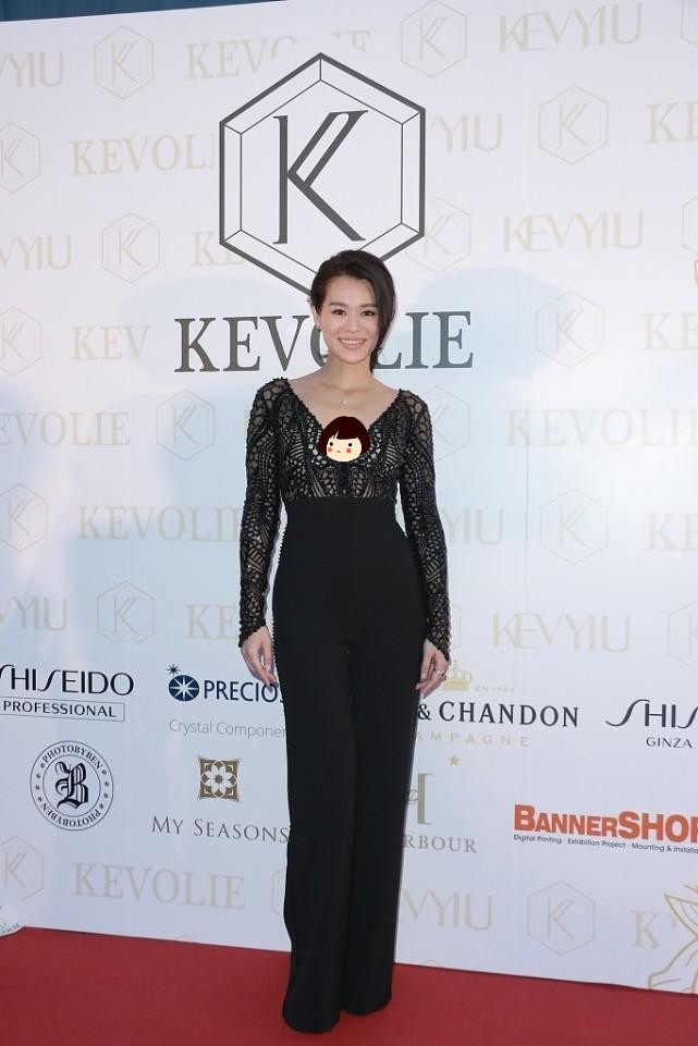 胡杏儿港风侧背头穿大红礼服,胡杏儿吊带裙图片