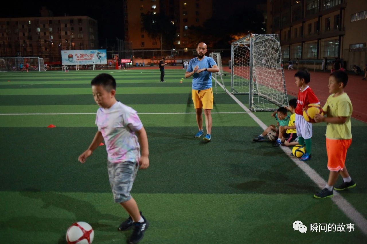 晚上的少年足球训练（一）