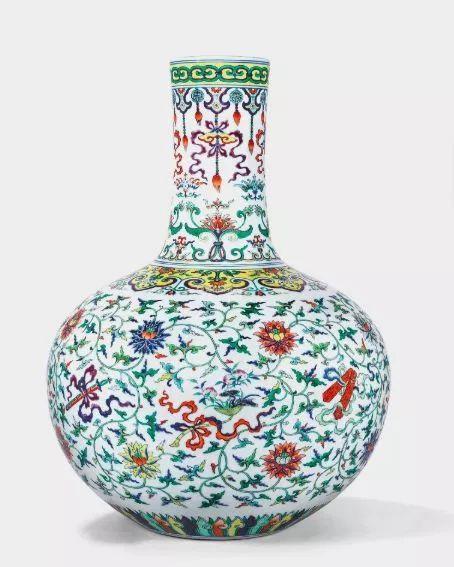 最贵的天球瓶拍卖,1.77亿苏富比乾隆洋彩瓶