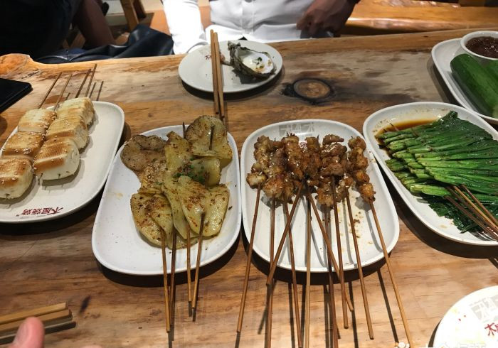 他花了17年,从保安逆袭成“烧烤大王”,如今一年能赚14亿