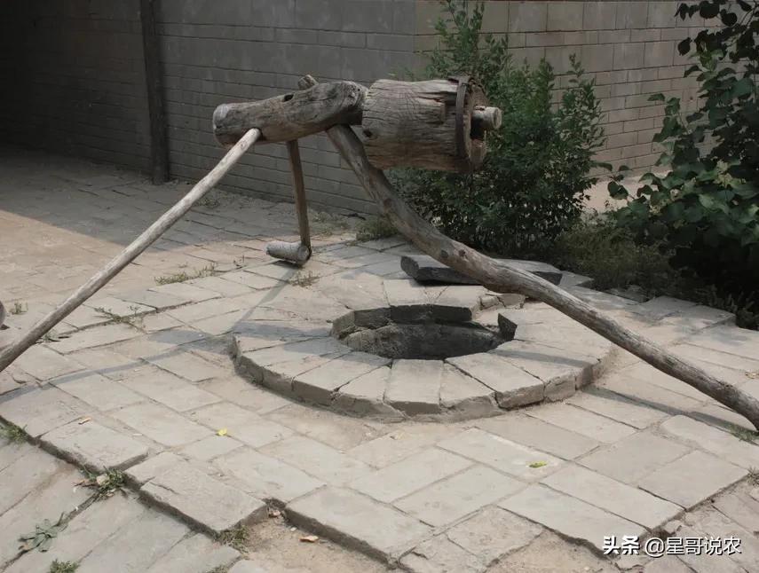 农村打井打到了水库了视频,打井打到墓穴村民喝古墓水