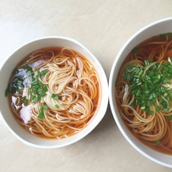 美食寒冬来一碗热汤面从头暖到脚,冬天天冷来碗暖身开胃的酸汤面