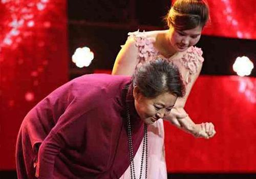 60岁倪萍双腿落下病根，无法治愈，网友：看出了她的敬业