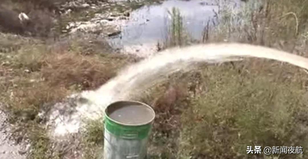 自来水发黄有一层油怎么回事,刚打开自来水发黄是怎么回事