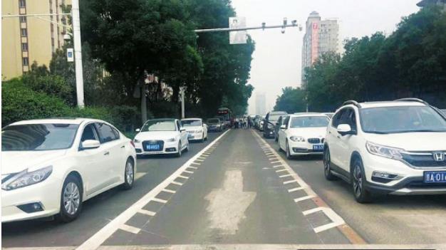 开车上路锯齿车道如何行驶,开车遇到锯齿车道怎么办