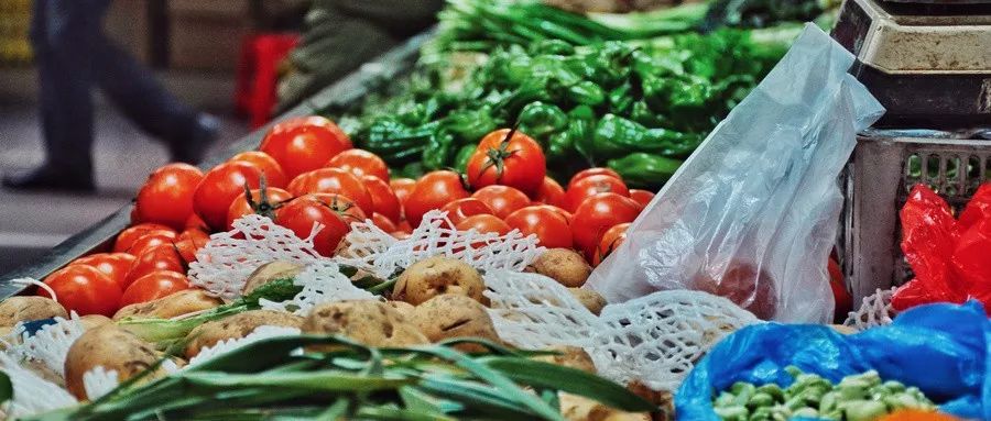 青菜上的虫卵吃了会怎样,一桌食物吃出虫子