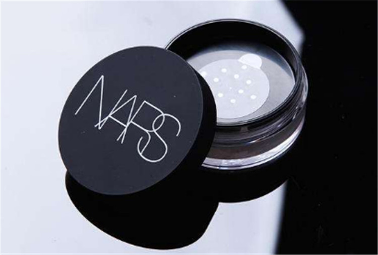 宅家结束估计出门个个全是大油田！这些散粉，能让你变成哑光的