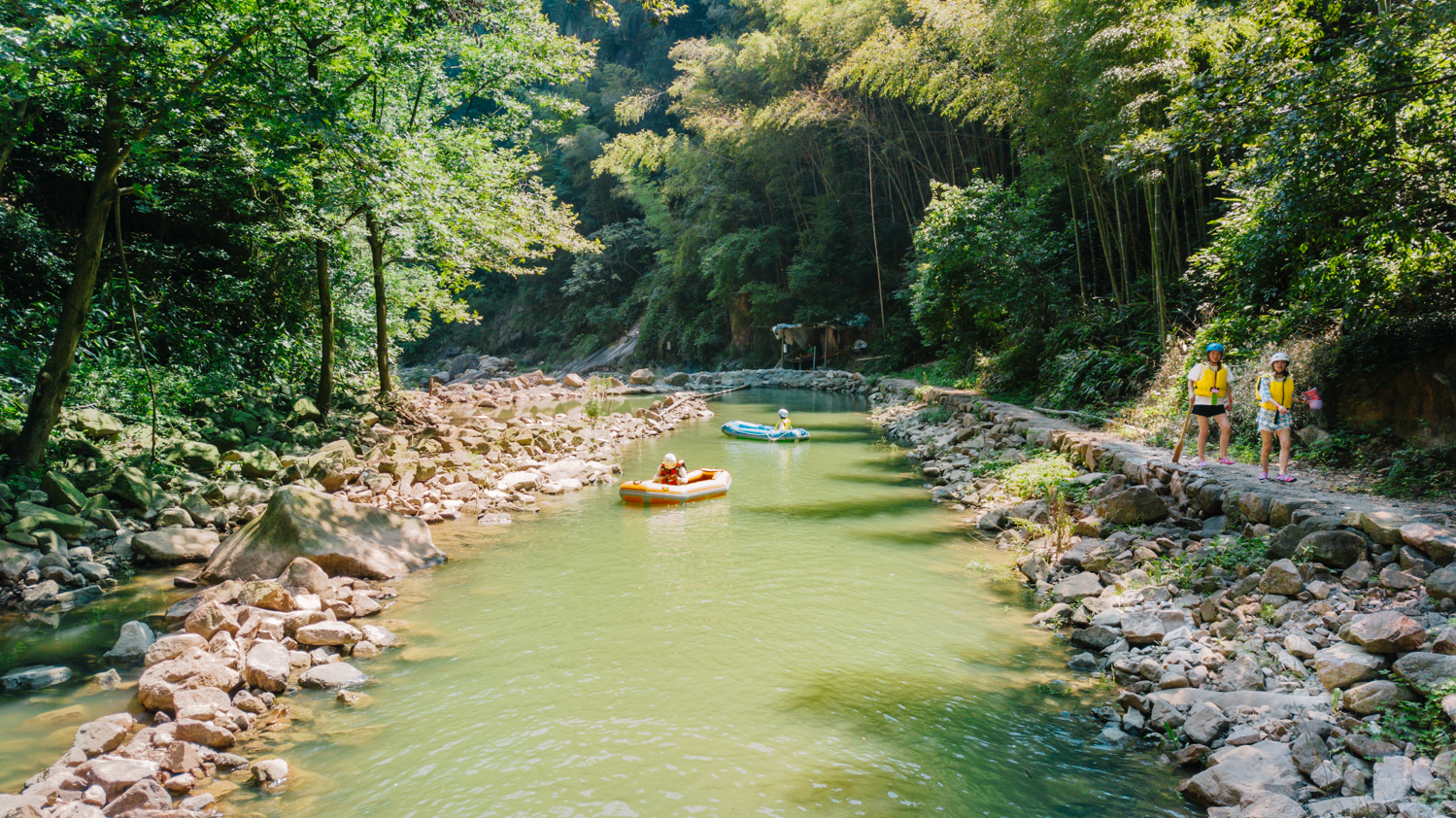 浙江湖州仙龙峡溯溪漂流,安吉仙龙峡溯溪