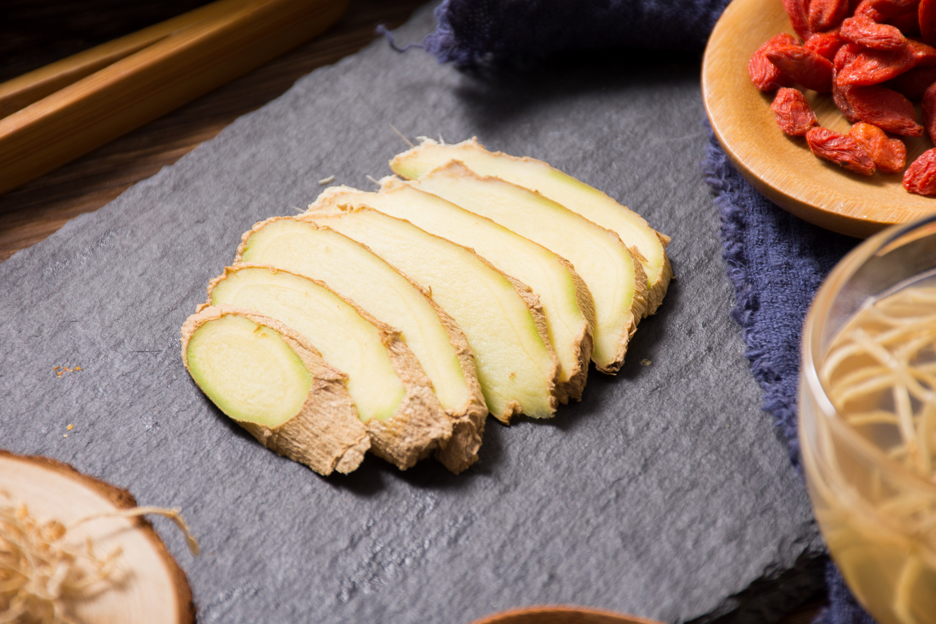 生姜种植摆放技巧,城市阳台花盆种植生姜技巧