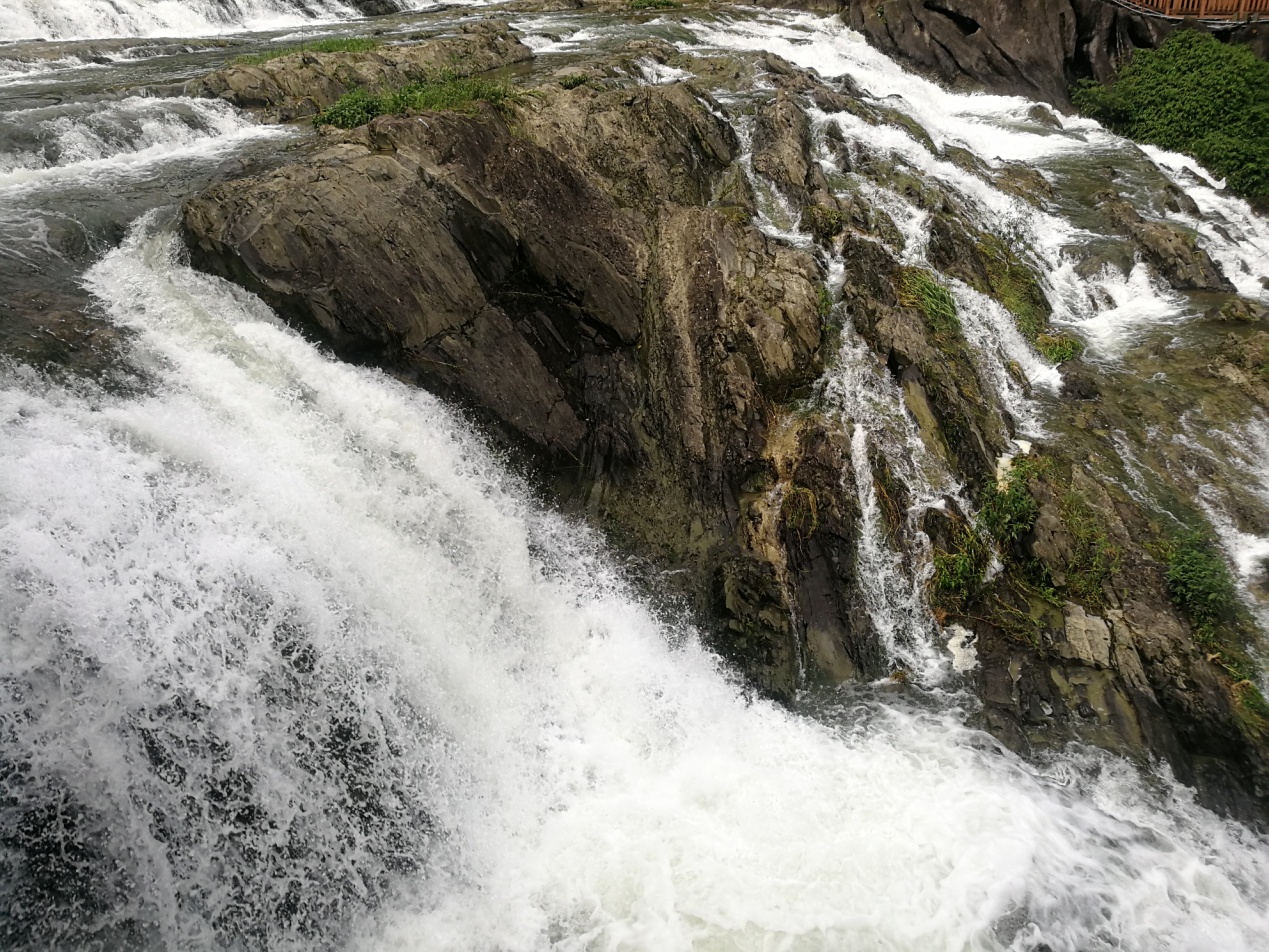 我在花海毕节等着你之三省红都,瀑布下的都市