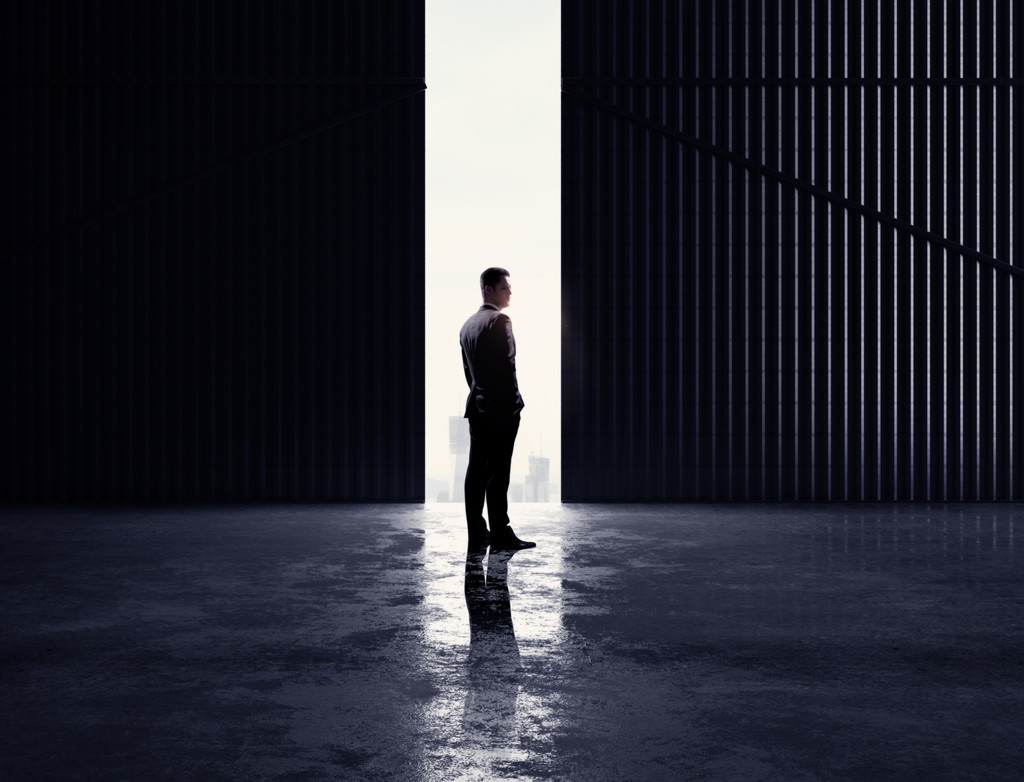 人生走到了低谷除了坚强别无选择,人生有得有失切勿忿忿不平