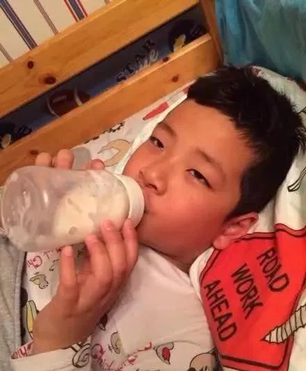 钟丽缇十一岁女儿,钟丽缇女儿吃奶瓶